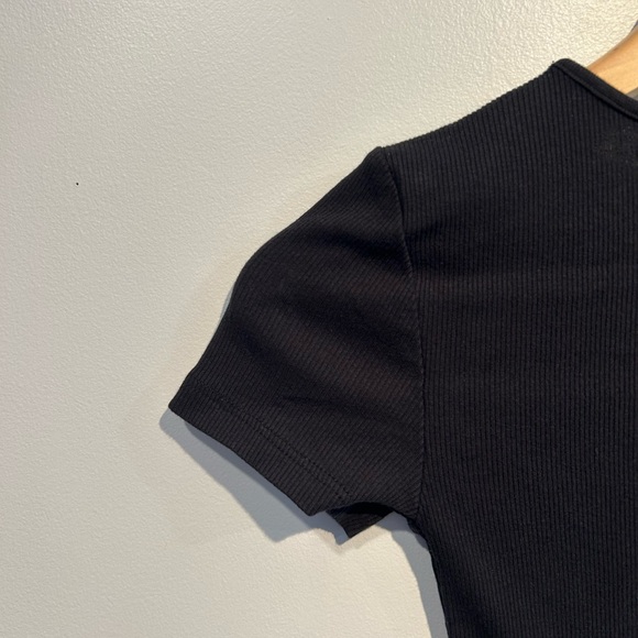 Black H&M tee - Picture 4 of 5